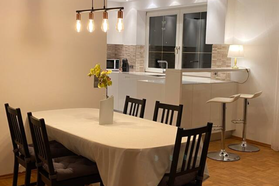 Esstisch im Wohnzimmer (6 Stühle sind vorhanden)