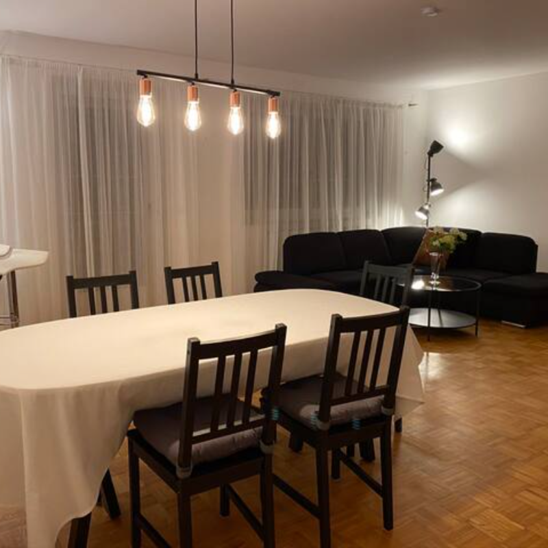 Wohnzimmer mit Esstisch und Ausziehcouch