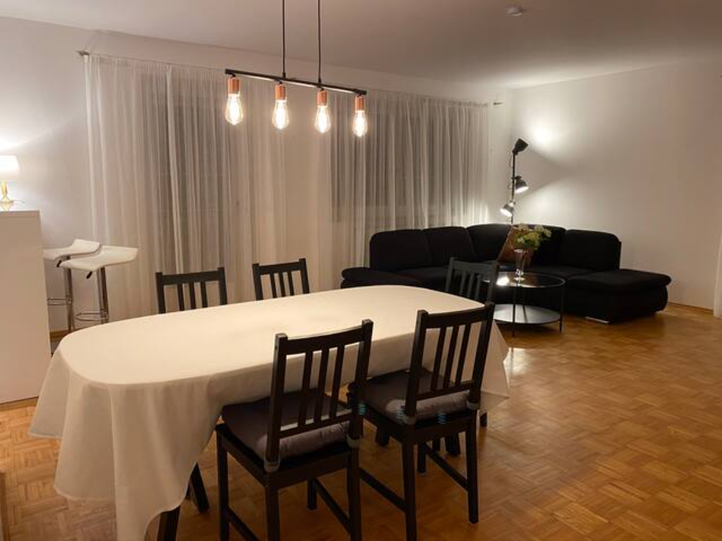 Wohnzimmer mit Esstisch und Ausziehcouch