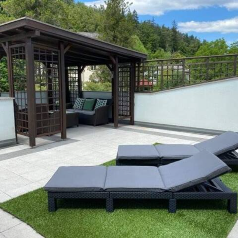 Terasse mit gemütlichen Sonnenliegen