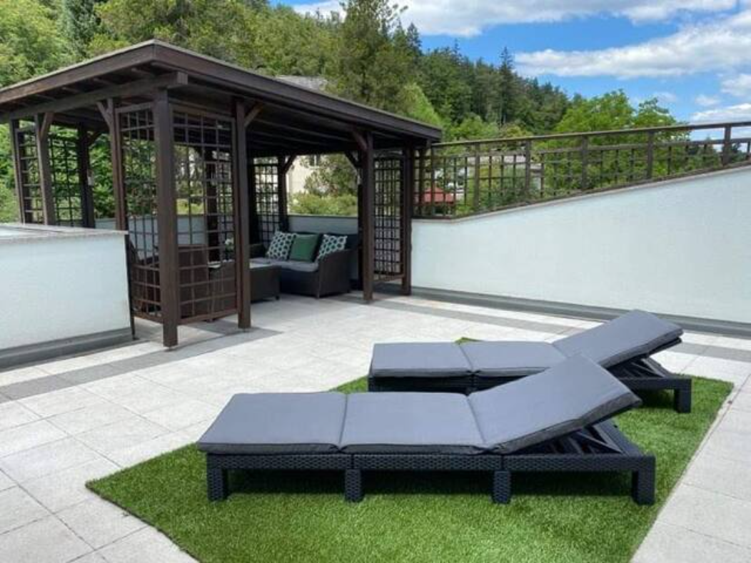 Terasse mit gemütlichen Sonnenliegen