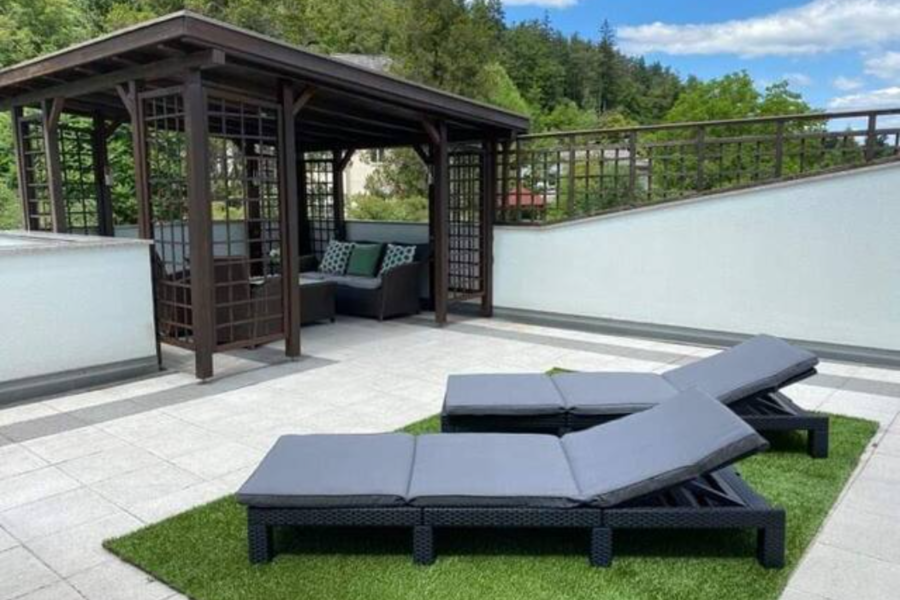 Terasse mit gemütlichen Sonnenliegen