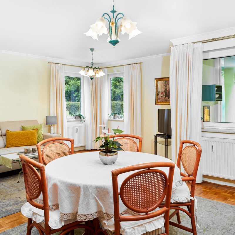 Wohnzimmer mit Essbreich blick durch den Wintergarten auf die Terrasse
