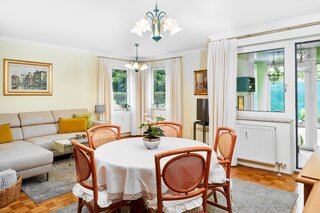 Wohnzimmer mit Essbreich blick durch den Wintergarten auf die Terrasse