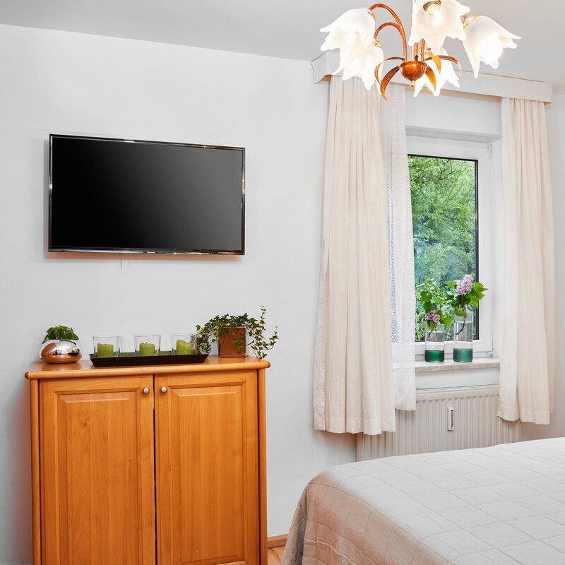 Ruhiges Schlafzimmer mit SAT TV und großen Kleiderschrank