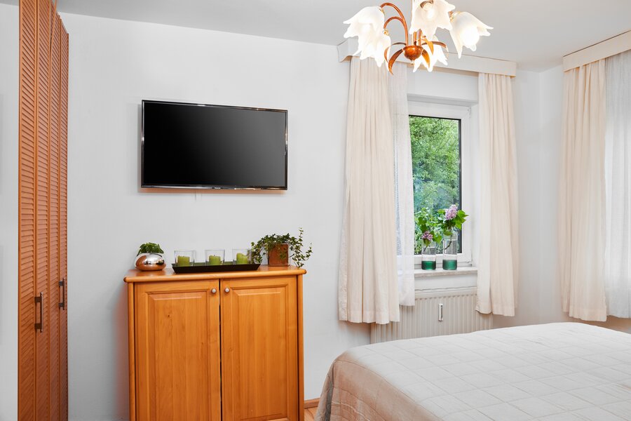Ruhiges Schlafzimmer mit SAT TV und großen Kleiderschrank