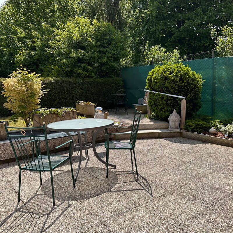 Garten mit großer Terrasse
