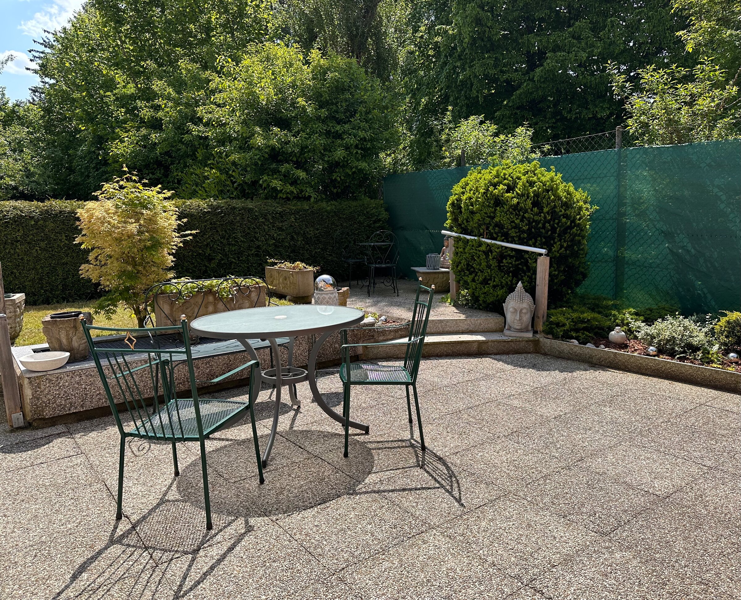 Garten mit großer Terrasse