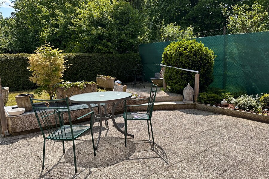 Garten mit großer Terrasse