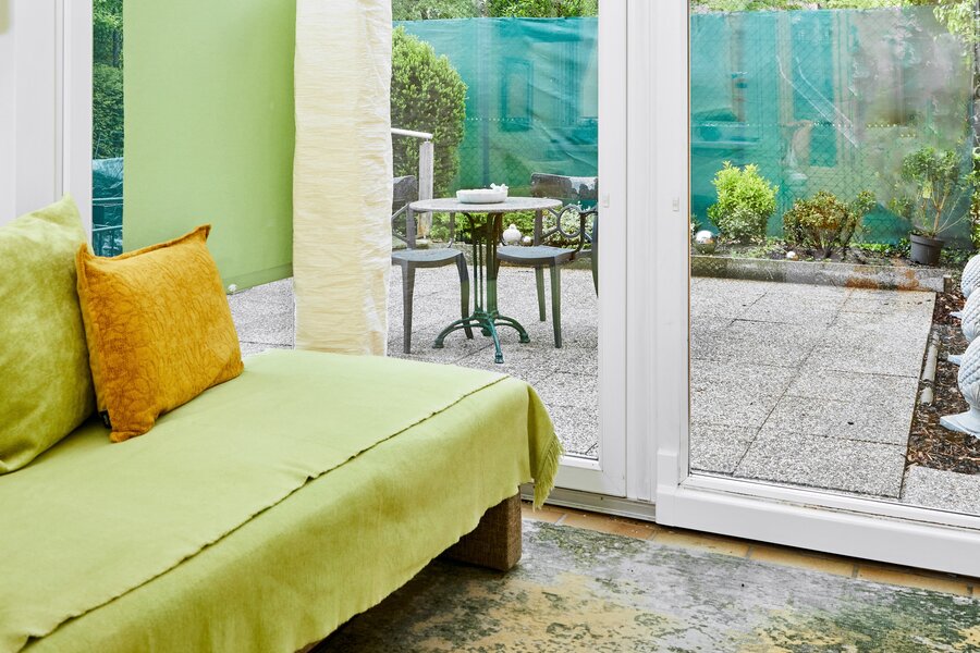 Lichtdurchflutete Loggia mit blick ins Grüne