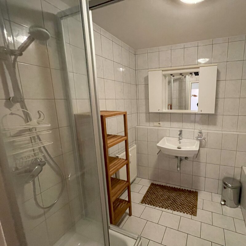 Bad mit Dusche und Badewanne