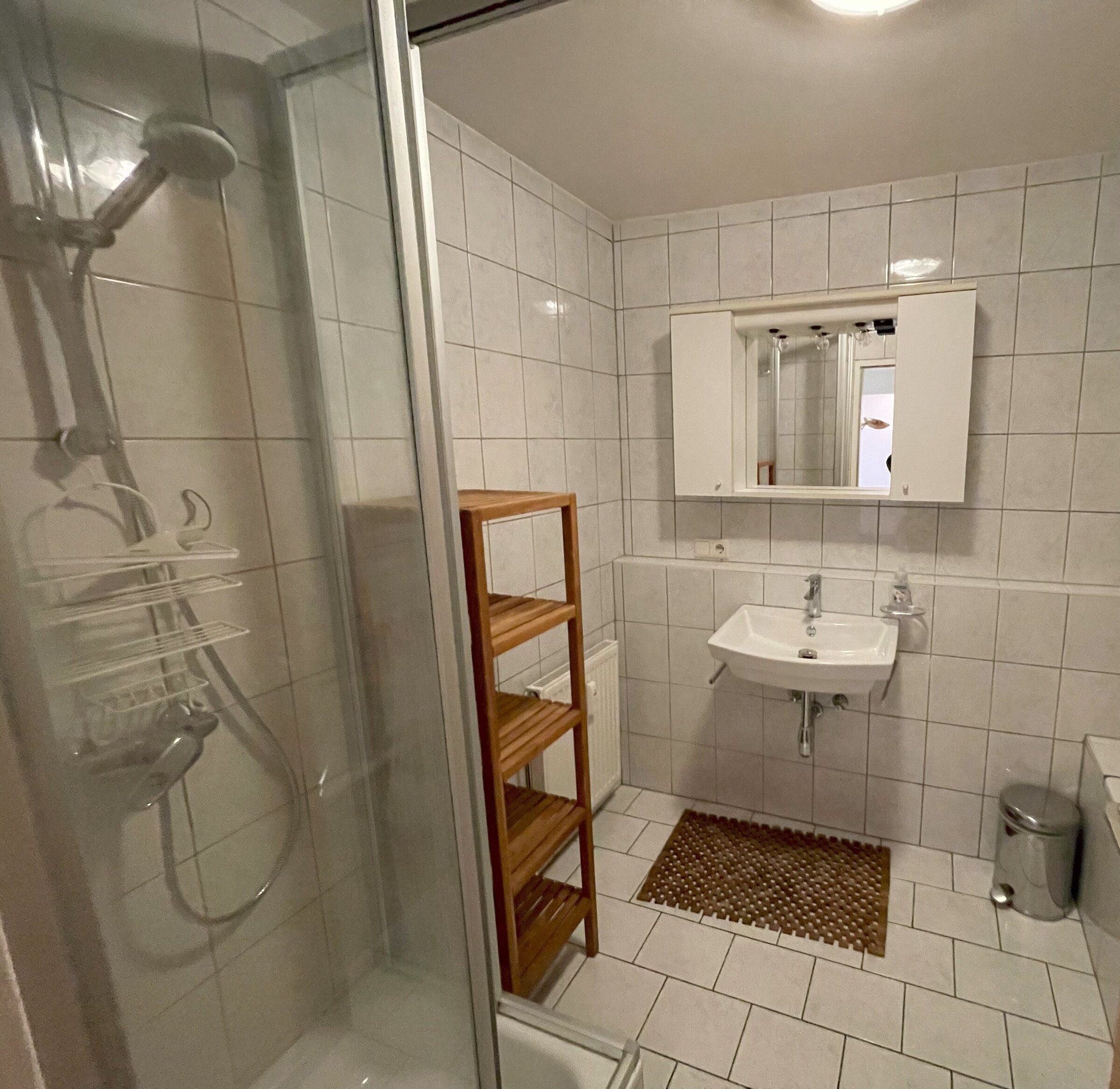 Bad mit Dusche und Badewanne