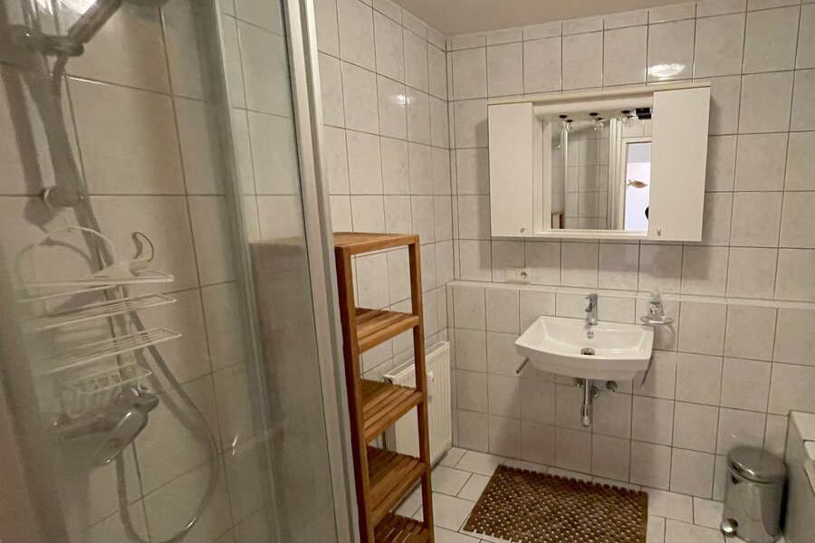 Bad mit Dusche und Badewanne