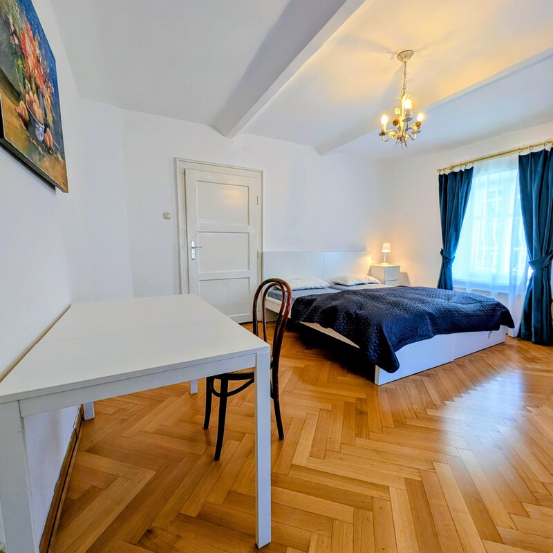 Bright bedroom with parquet floor – 3-room apartment for short-term rental & temporary housing for 1 to 6 months in Anif
