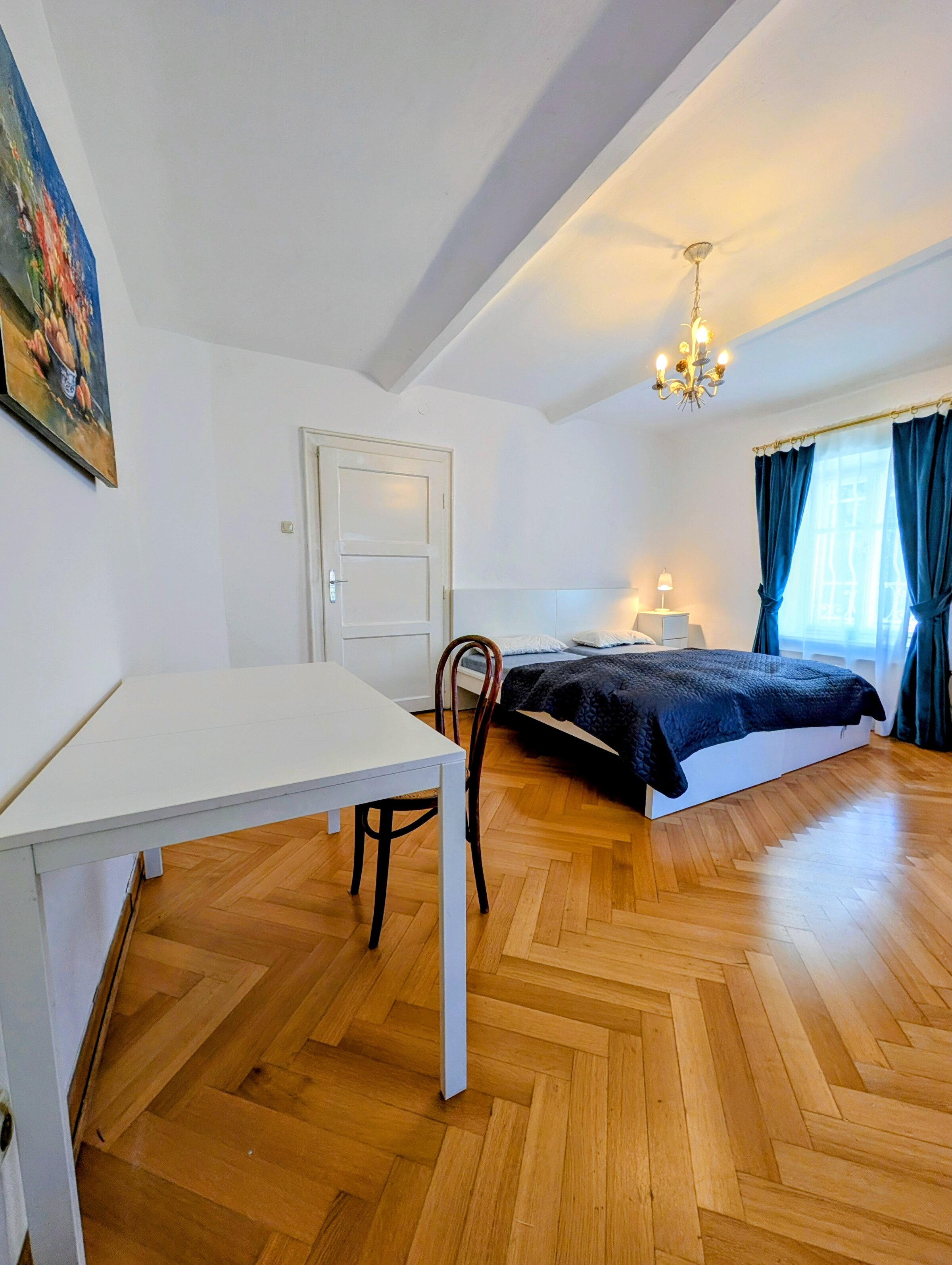 Bright bedroom with parquet floor – 3-room apartment for short-term rental & temporary housing for 1 to 6 months in Anif