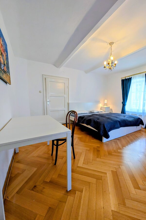 Bright bedroom with parquet floor – 3-room apartment for short-term rental & temporary housing for 1 to 6 months in Anif