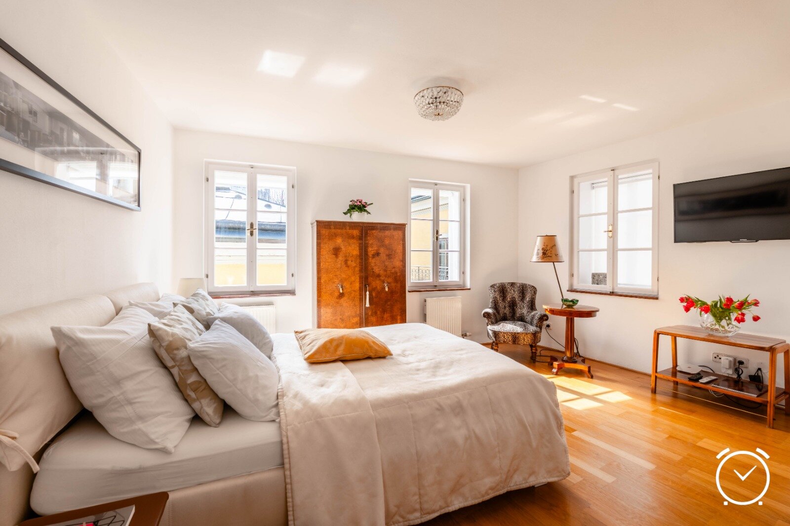 Bright bedroom with parquet floor – 3-room apartment for short-term rental & temporary housing for 1 to 6 months in Salzburg
