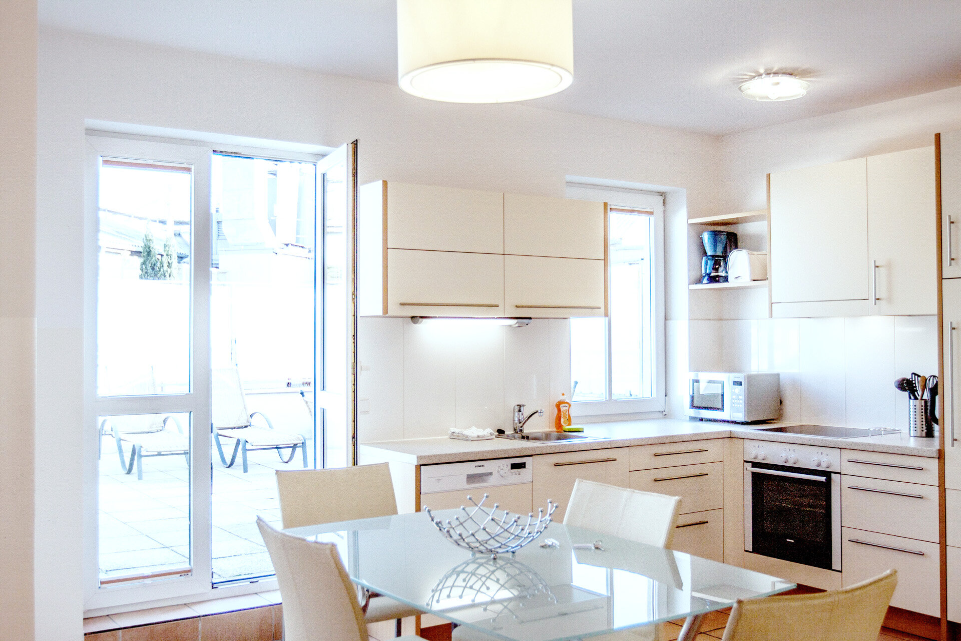 Bright kitchen with terrace access – 3-room apartment for short-term rental & temporary housing, 1 to 6 months, Vienna
