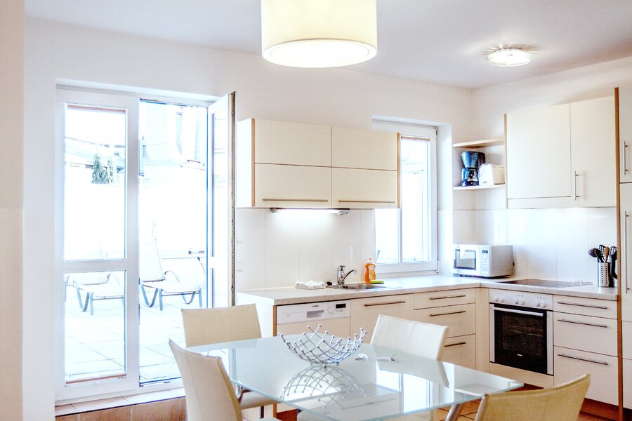Bright kitchen with terrace access – 3-room apartment for short-term rental & temporary housing, 1 to 6 months, Vienna