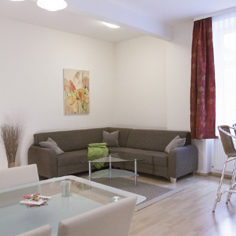 Geräumige Wohnküche mit Esstisch und Barelement