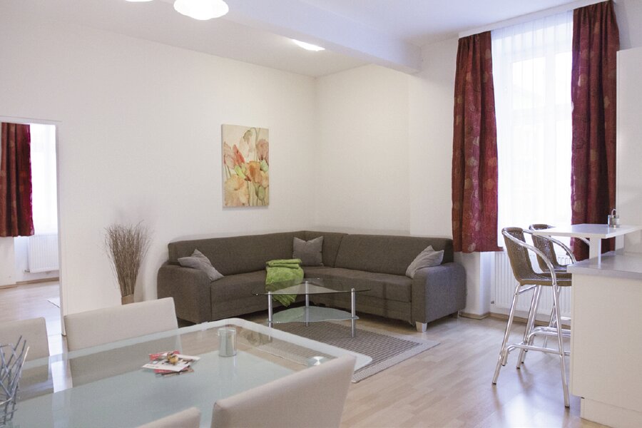 Geräumige Wohnküche mit Esstisch und Barelement