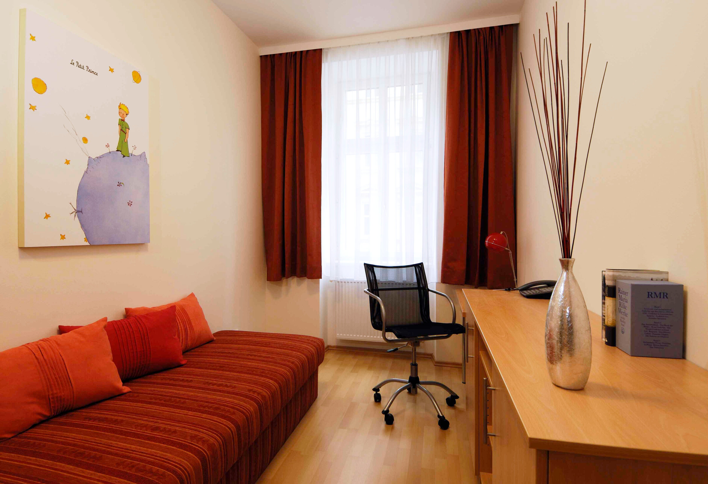 Furnished room with sofa & desk – 3-room apartment, short-term rental Vienna, temporary housing 1 to 6 months
