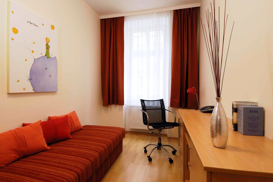 Furnished room with sofa & desk – 3-room apartment, short-term rental Vienna, temporary housing 1 to 6 months