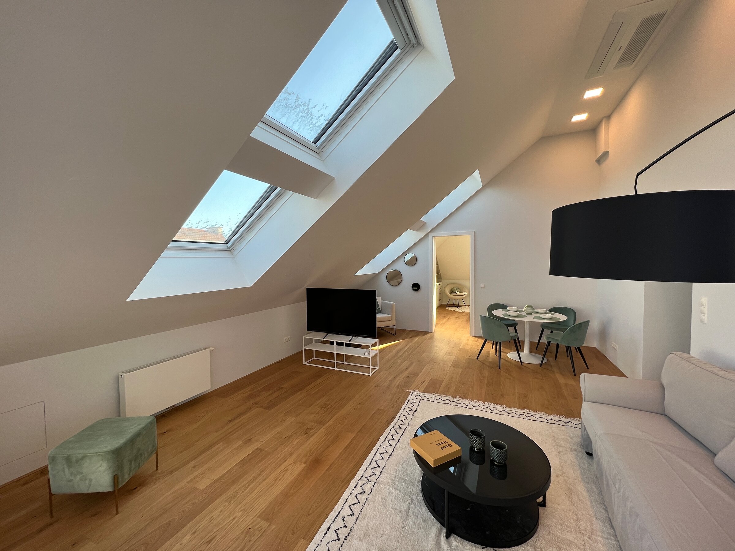 Helles DG-Wohnzimmer mit Dachfenstern, 2-Zimmer Wohnung, Kurzzeitmiete & Wohnen auf Zeit für 1 bis 6 Monate in Wien