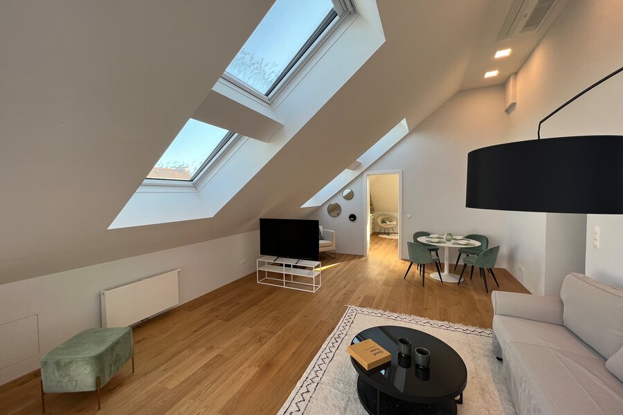Helles DG-Wohnzimmer mit Dachfenstern, 2-Zimmer Wohnung, Kurzzeitmiete & Wohnen auf Zeit für 1 bis 6 Monate in Wien