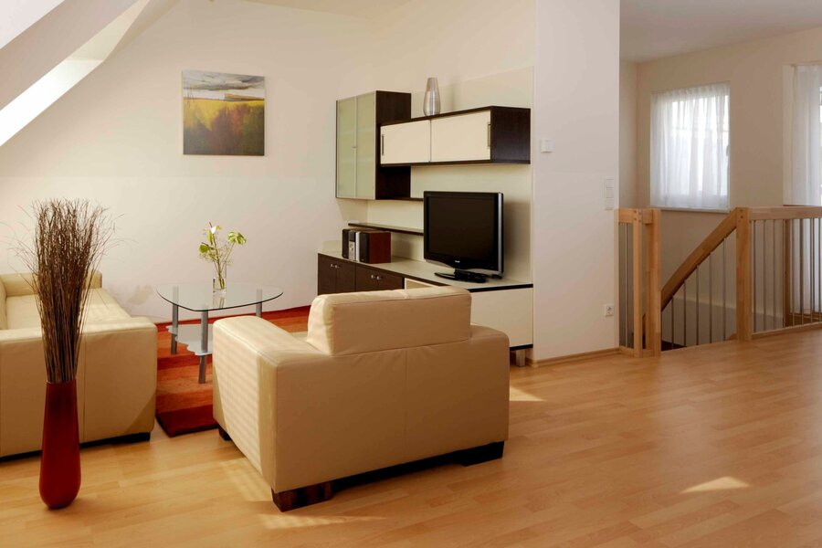 Wohnzimmer mit Schlafsofa, komplett ausgestattete K?che mit Esstisch, ger?umiges Schlafzimmer mit Doppelbett, extra Zimmer (Arbeits-, G?ste- oder Kinderzimmer) mit Doppelbettsofa,
extra Zimmer (Arbeits-, G?ste- oder Kinderzimmer) mit Einzelbett, Badezimmer mit Doppelwaschbecken, Dusche und Waschmaschine, private Terrasse, Klimaanlage - Dachgescho? Apartment