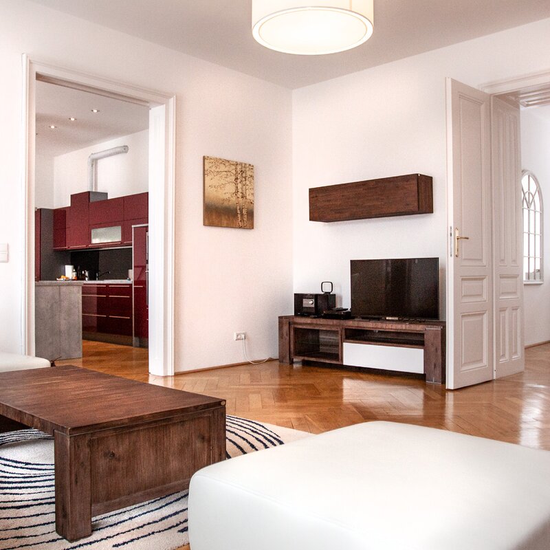 Helles Wohnzimmer mit Parkettboden, moderner Küche & TV – 3-Zimmer Wohnung, Kurzzeitmiete Wien, 1–6 Monate
