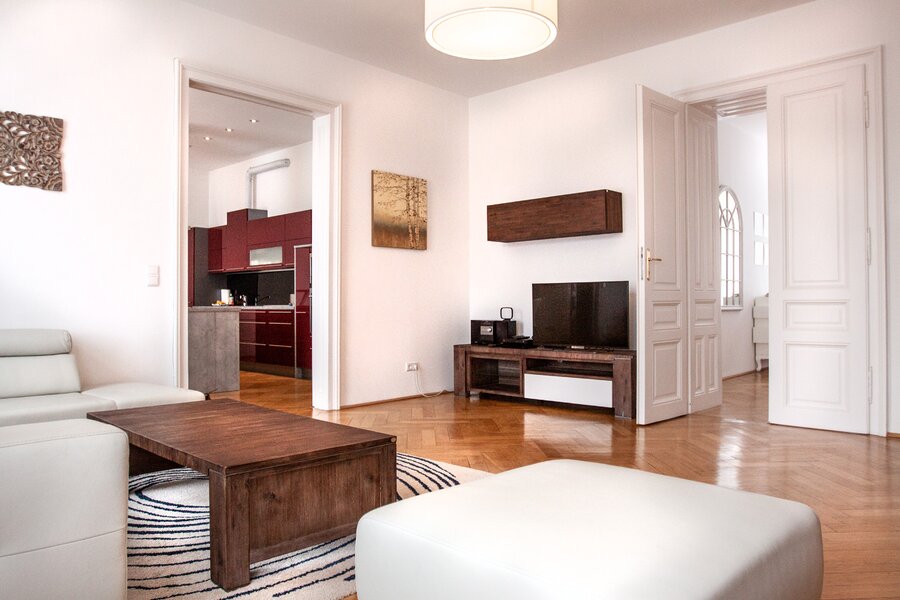 Helles Wohnzimmer mit Parkettboden, moderner Küche & TV – 3-Zimmer Wohnung, Kurzzeitmiete Wien, 1–6 Monate