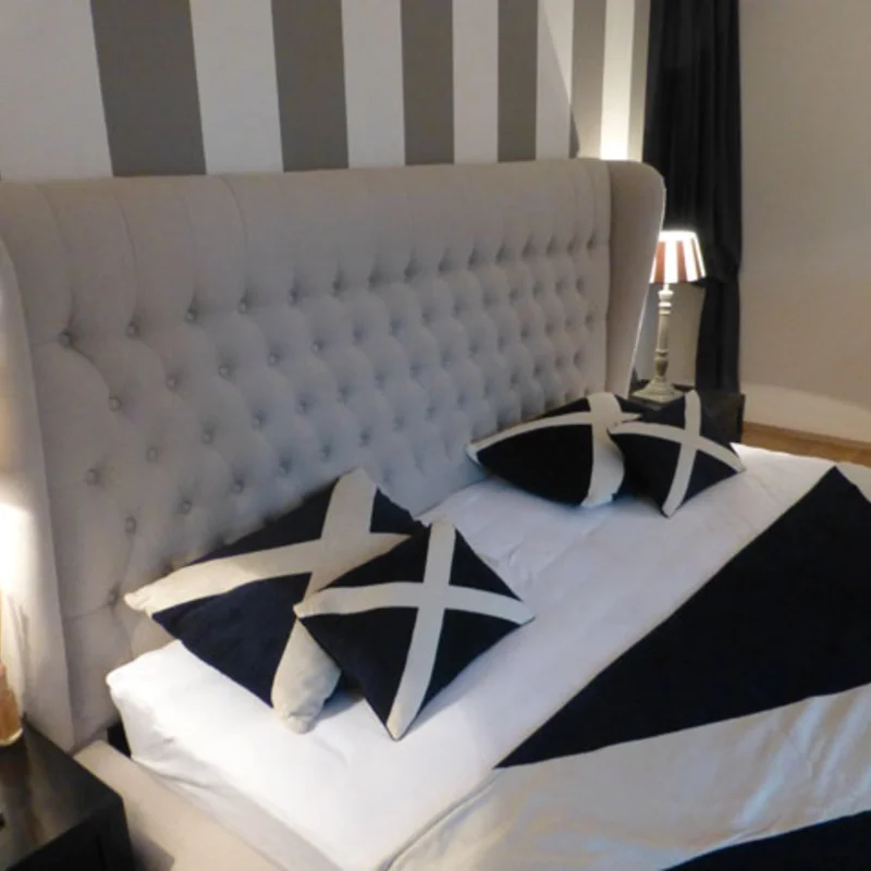 Schlafzimmer mit Doppelbett und begehbarer Garderobe - Luxus Apartment Wien - Schlafzimmer