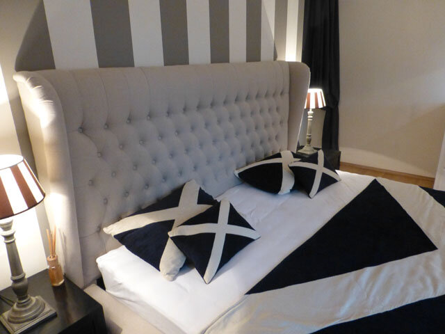 Schlafzimmer mit Doppelbett und begehbarer Garderobe - Luxus Apartment Wien - Schlafzimmer