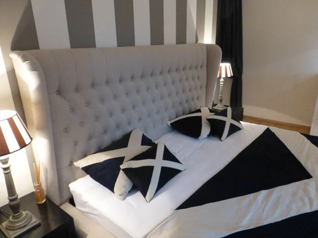 Schlafzimmer mit Doppelbett und begehbarer Garderobe - Luxus Apartment Wien - Schlafzimmer
