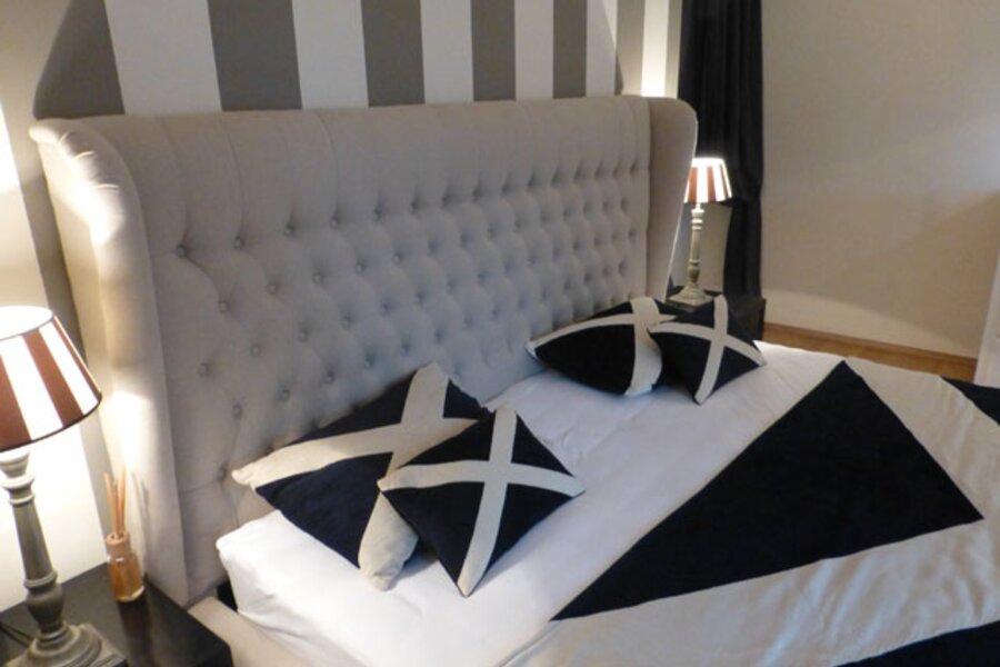 Schlafzimmer mit Doppelbett und begehbarer Garderobe - Luxus Apartment Wien - Schlafzimmer