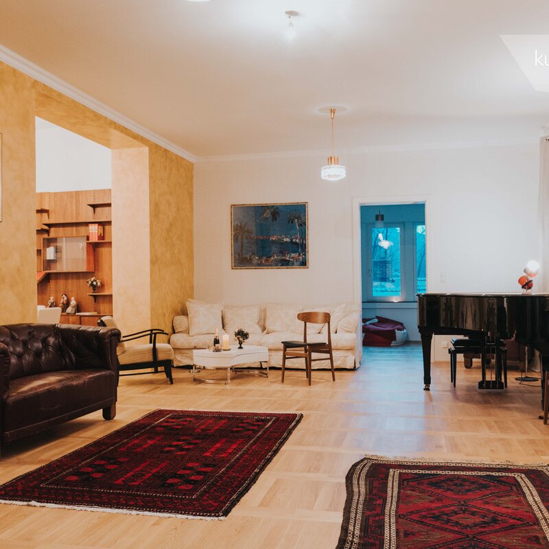Bright living room with grand piano – 3-room apartment, short-term rental in Mödling, temporary housing for 1 to 6 months