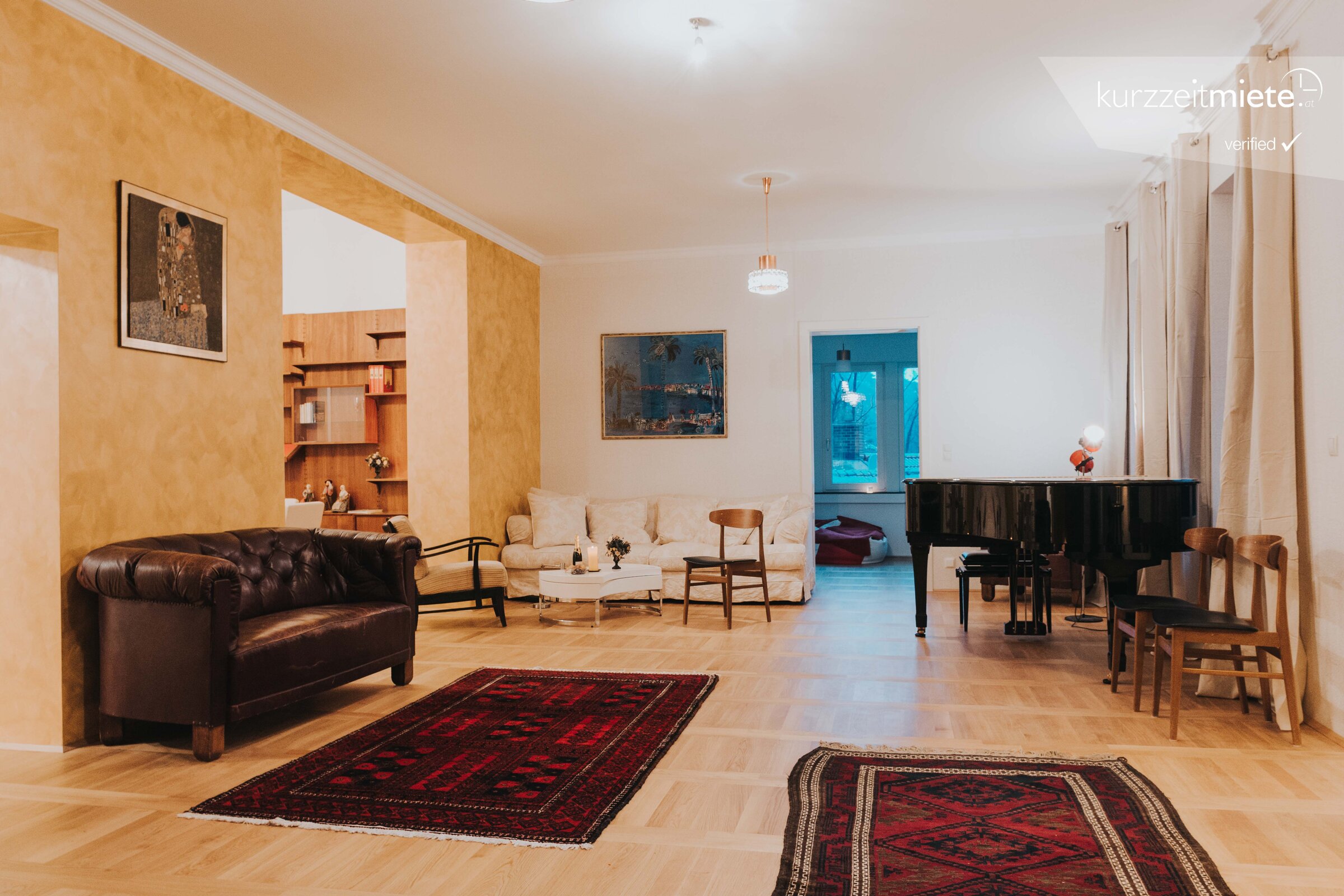 Bright living room with grand piano – 3-room apartment, short-term rental in Mödling, temporary housing for 1 to 6 months