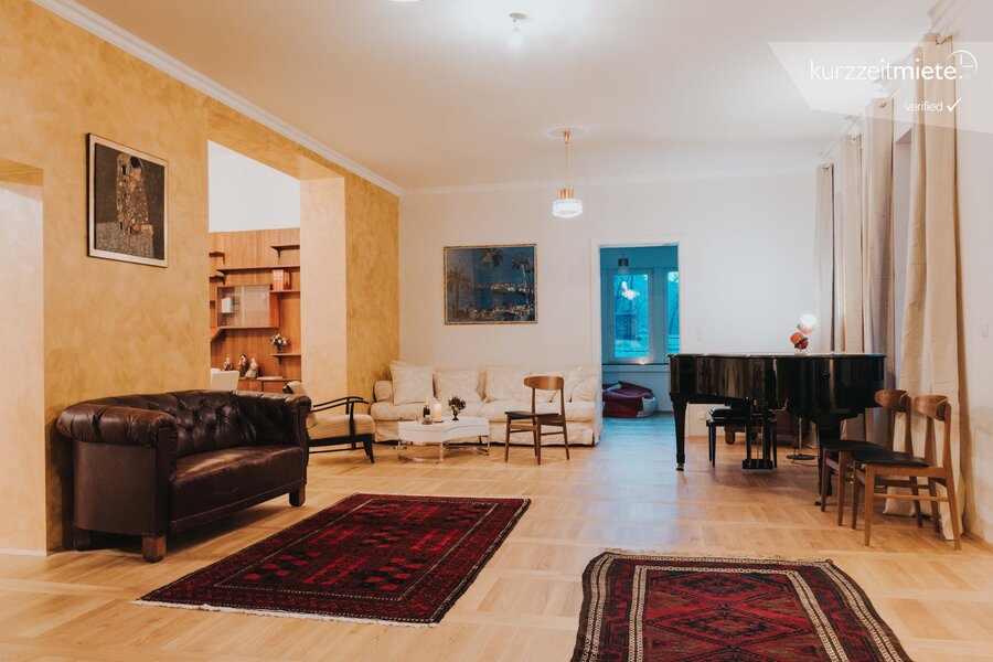 Bright living room with grand piano – 3-room apartment, short-term rental in Mödling, temporary housing for 1 to 6 months