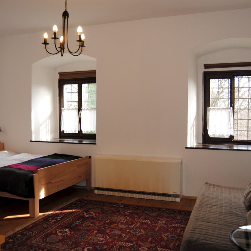 Bright 1-room apartment with historic windows & park view – short-term rental Graz, temporary housing for 1 to 6 months