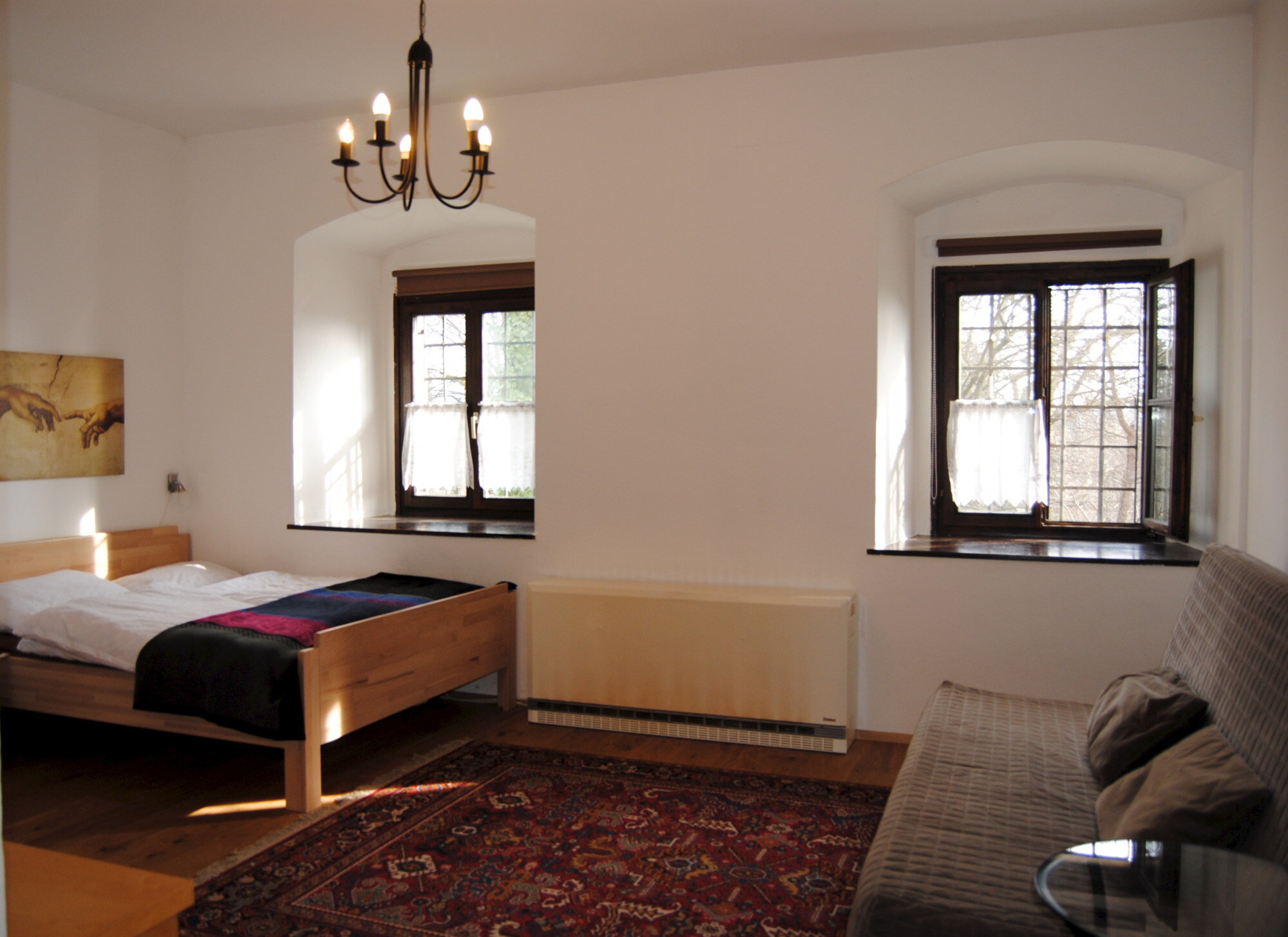 Bright 1-room apartment with historic windows & park view – short-term rental Graz, temporary housing for 1 to 6 months