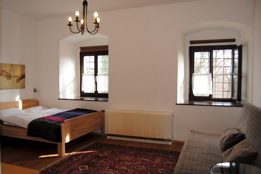 Bright 1-room apartment with historic windows & park view – short-term rental Graz, temporary housing for 1 to 6 months