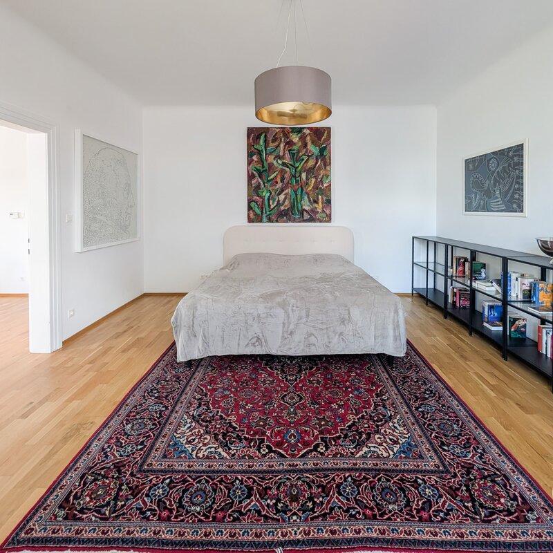 Helles Schlafzimmer mit Perserteppich – 3-Zimmer Wohnung zur Kurzzeitmiete in Salzburg, Wohnen auf Zeit für 1 bis 6 Monate