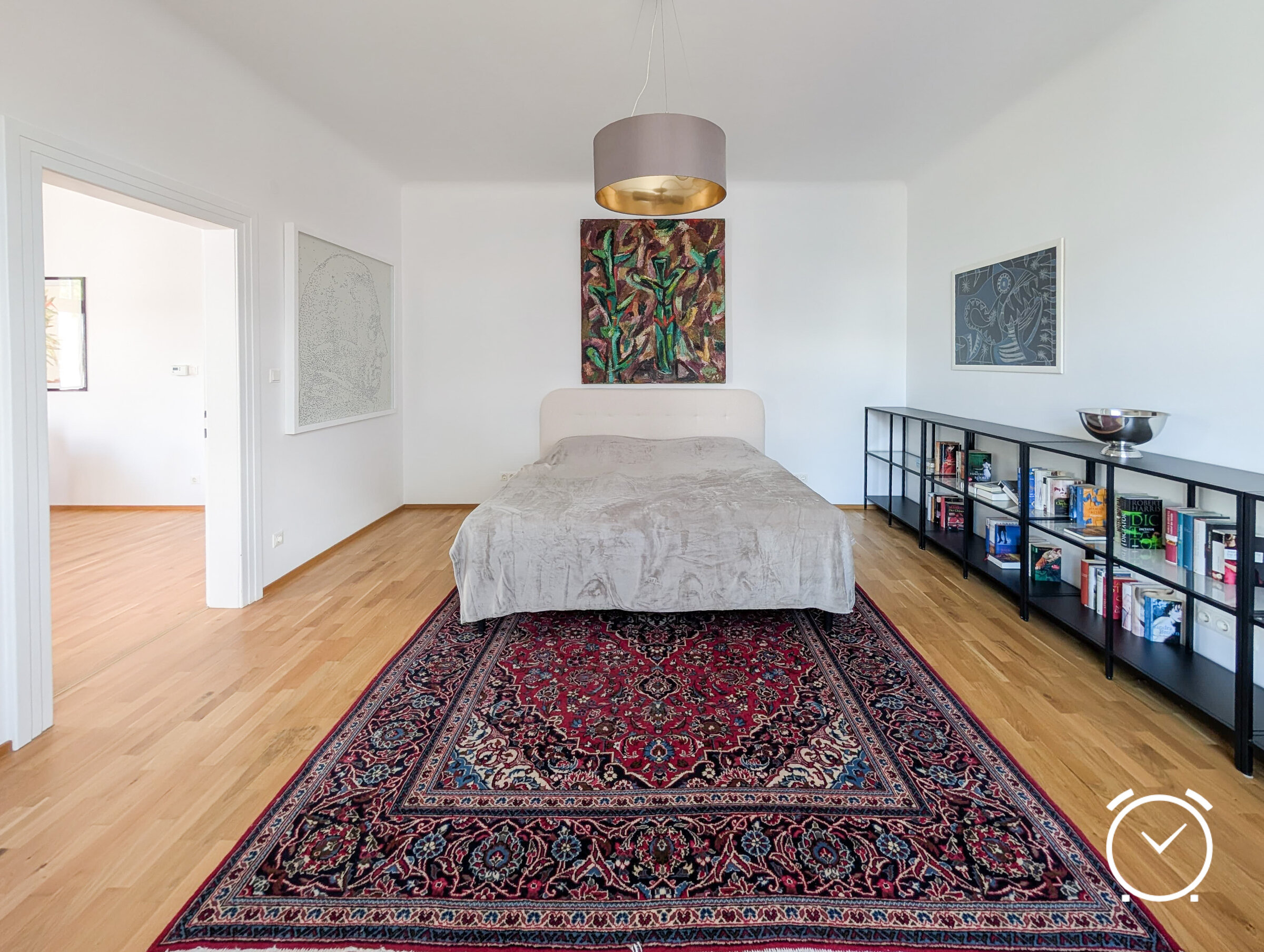 Helles Schlafzimmer mit Perserteppich – 3-Zimmer Wohnung zur Kurzzeitmiete in Salzburg, Wohnen auf Zeit für 1 bis 6 Monate