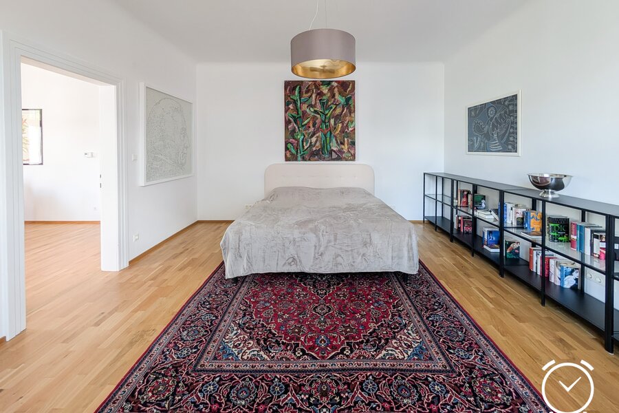 Helles Schlafzimmer mit Perserteppich – 3-Zimmer Wohnung zur Kurzzeitmiete in Salzburg, Wohnen auf Zeit für 1 bis 6 Monate