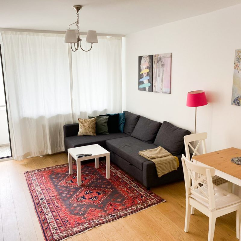 Wohnzimmer mit Balkon