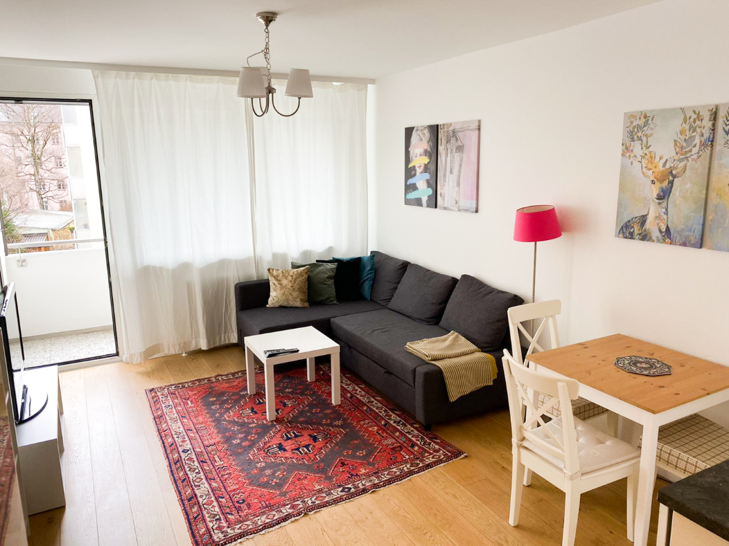 Wohnzimmer mit Balkon