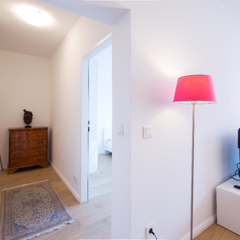 Gang und Wohnzimmer mit TV