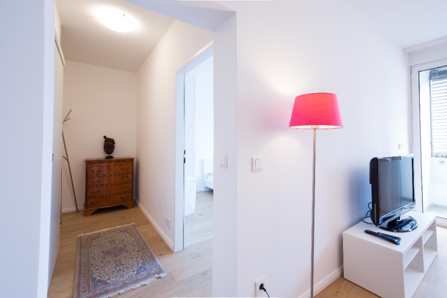 Gang und Wohnzimmer mit TV