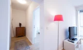 Gang und Wohnzimmer mit TV